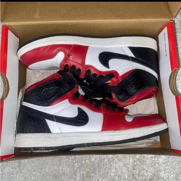 Jordan 1 High Satin Snake - Picture 1 of 2